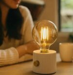 ⁦مصباح مكتب على شكل لمبة بإضاءة ليد مع وصلة يو اس بي⁩ - الصورة ⁦6⁩