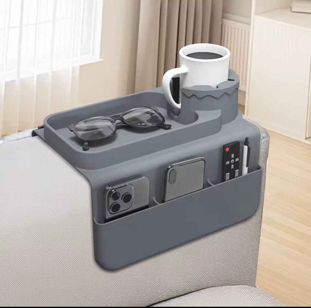 ⁦حامل اكواب سيليكون لمسند يد الكنبة مع جيوب جانبية لحمل الموبايل والريموت⁩ - الصورة ⁦7⁩