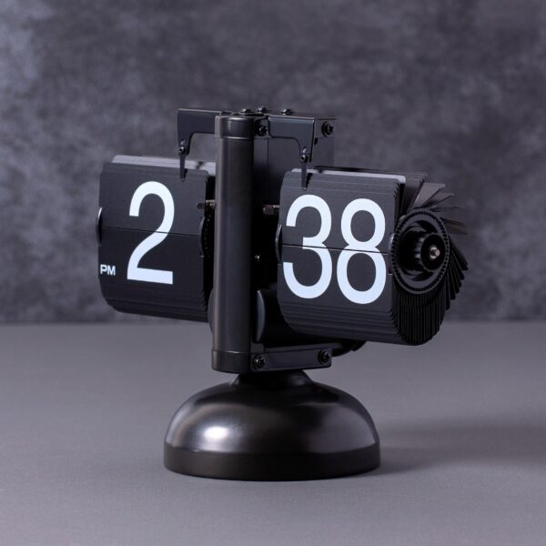 ساعة مكتب رقمية قلابة بتصميم كلاسيكي عتيق تعمل بالبطارية