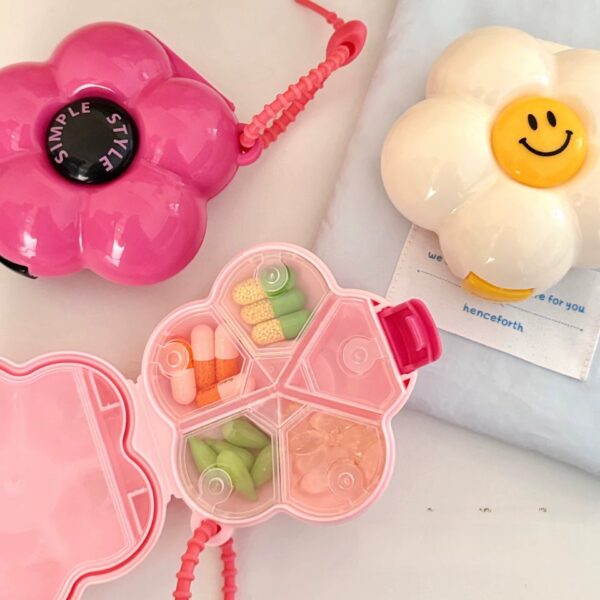 منظم لحبوب وكبسولات الدواء والفيتامينات بتصميم وردة 5 خانات للسفر والخروج