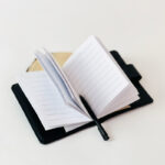 نوت بوك ميني بكبسولة للقفل مع قلم لتدوين الملاحظات بمقاس 11 * 9 سم