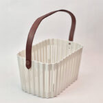 ⁦باسكت غسيل صغير بتصميم مفرغ مزود بيد جلد لسهولة الحمل⁩ - الصورة ⁦4⁩