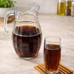 ⁦شفشق زجاج  لتقديم المشروبات والعصائر بيد لسهولة الحمل⁩ - الصورة ⁦2⁩