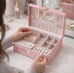 صندوق جلد بمرآة لتنظيم الإكسسوارات والمجوهرات بغطاء محكم الغلق