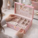 صندوق جلد بمرآة لتنظيم الإكسسوارات والمجوهرات بغطاء محكم الغلق