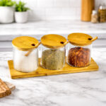 ⁦طقم برطمانات 3 قطع  زجاج مزجزج  مع حامل ومعالق خشب مناسب للسكر والشاي⁩ - الصورة ⁦2⁩