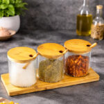 طقم برطمانات 3 قطع  زجاج مزجزج  مع حامل ومعالق خشب مناسب للسكر والشاي