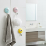 ⁦طقم هوك لاصق 2 قطعة شكل سمايل فيس لتعليق المفاتيح والكابات⁩ - الصورة ⁦3⁩