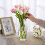 ⁦فازة زجاج شفاف بتصميم بيضاوي الشكل مقاس 26 * 8 سم⁩ - الصورة ⁦5⁩