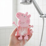 ⁦ليفة استحمام كيوت ناعمة علي البشرة شكل بيبا بيج الخنزير⁩ - الصورة ⁦4⁩