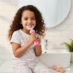 ⁦U فرشة أسنان كهربائية للأطفال  بتصميم كرتوني على شكل حرف⁩ - الصورة ⁦2⁩