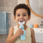 ⁦U فرشة أسنان كهربائية للأطفال  بتصميم كرتوني على شكل حرف⁩ - الصورة ⁦3⁩