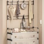 ⁦جزامة بـ4 أرفف مع غطاء لمنع دخول الاتربة مزودة بـ8 هوكات لتعليق الشنط⁩ - الصورة ⁦2⁩