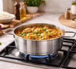 ⁦طاجن استانلس ستيل تركي دائري الشكل بغطاء ويدين لسهولة الحمل مقاس 24⁩ - الصورة ⁦5⁩