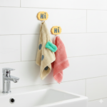 طقم هوك 2 قطعة لتعليق الكابات والاكسسوارات مزين بكلمه هاي