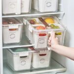 ⁦علبة ومنظم تلاجة اكريليك بمقبض وغطاء بتايمر لضبط وقت التخزين مقسمة ل 4 خانات بسعة 7 لتر⁩ - الصورة ⁦2⁩