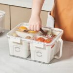 ⁦علبة ومنظم تلاجة اكريليك بمقبض وغطاء بتايمر لضبط وقت التخزين مقسمة ل 4 خانات بسعة 7 لتر⁩ - الصورة ⁦3⁩