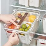 ⁦علبة ومنظم تلاجة اكريليك بمقبض وغطاء بتايمر لضبط وقت التخزين مقسمة ل 4 خانات بسعة 7 لتر⁩ - الصورة ⁦5⁩