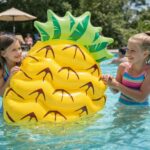 عوامة مميزه علي شكل اناناس للاستمتاع بالبحر والبسين