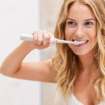 ⁦فرشاة أسنان كهربائية بتقنية الاهتزاز حتي 40000 ذبذبة 5 أوضاع مع 4 رؤوس قابلة لاعادة الشحن⁩ - الصورة ⁦2⁩