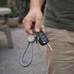 ميدالية جلد مضفر برأس دبدوب لمفاتيح السيارات والشنط مع جزء مخصص لكتابة رقم الموبايل