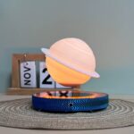 ⁦اباجورة مكتب ثري دي بتصميم كوكب زحل العائم بقاعدة شفافة تدور 360 درجة⁩ - الصورة ⁦2⁩