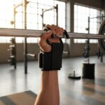 ⁦خطافات رفع الأثقال بحزام معصم مبطن لدعم القبضة أثناء التمرين⁩ - الصورة ⁦3⁩