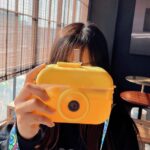 ⁦زمزمية بشاليموه على شكل كاميرا مجسمة مع حزام كروس للمدرسة والنادي والرحلات 400 مللي⁩ - الصورة ⁦4⁩