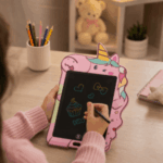⁦تابلت تعليمي  للأطفال بشكل يونيكورن 8.5 بوصة للرسم والكتابة وتعلم الألوان مع قلم وزر مسح وقفل الشاشة⁩ - الصورة ⁦3⁩