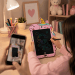 ⁦تابلت تعليمي  للأطفال بشكل يونيكورن 8.5 بوصة للرسم والكتابة وتعلم الألوان مع قلم وزر مسح وقفل الشاشة⁩ - الصورة ⁦4⁩