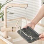 ⁦ديسبنسر صابون يدوي 3 في 1 استانلس مع حامل لليفة وأدوات التنظيف⁩ - الصورة ⁦7⁩