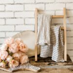 ⁦سلم فوط خشب ديكور 3 درجات لتنظيم فوط المطبخ⁩ - الصورة ⁦3⁩