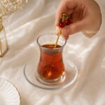 ⁦طقم معالق ميني جولد مزينة بكريز للحلويات والمشروبات 4 قطع⁩ - الصورة ⁦2⁩