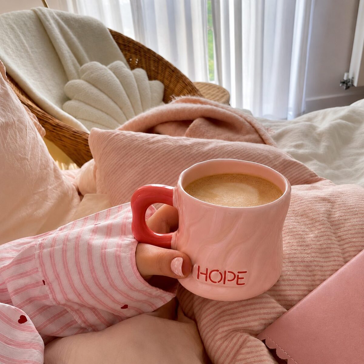 ⁦مج بورسلين مموج بتصميم عصري سعة 350 مل للمشروبات الساخنة والباردة⁩ - الصورة ⁦3⁩