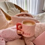 ⁦مج بورسلين مموج بتصميم عصري سعة 350 مل للمشروبات الساخنة والباردة⁩ - الصورة ⁦3⁩