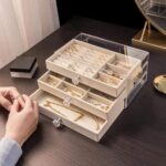 ⁦منظم إكسسوارات أكريليك 3 أدوار بأدراج قطيفة وتقسيمات متعددة ومقابض كريستال⁩ - الصورة ⁦2⁩