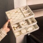 ⁦منظم إكسسوارات أكريليك 3 أدوار بأدراج قطيفة وتقسيمات متعددة ومقابض كريستال⁩ - الصورة ⁦3⁩