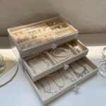 ⁦منظم إكسسوارات أكريليك 3 أدوار بأدراج قطيفة وتقسيمات متعددة ومقابض كريستال⁩ - الصورة ⁦9⁩