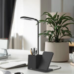 ⁦أباجورة مكتب LED 4 في 1 بشاحن لاسلكي وحامل موبايل وأقلام مع 3 درجات إضاءة⁩ - الصورة ⁦2⁩