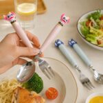 ⁦طقم معلقة وشوكة استانلس للأطفال بتصميم استيتش مع علبة حفظ⁩ - الصورة ⁦4⁩
